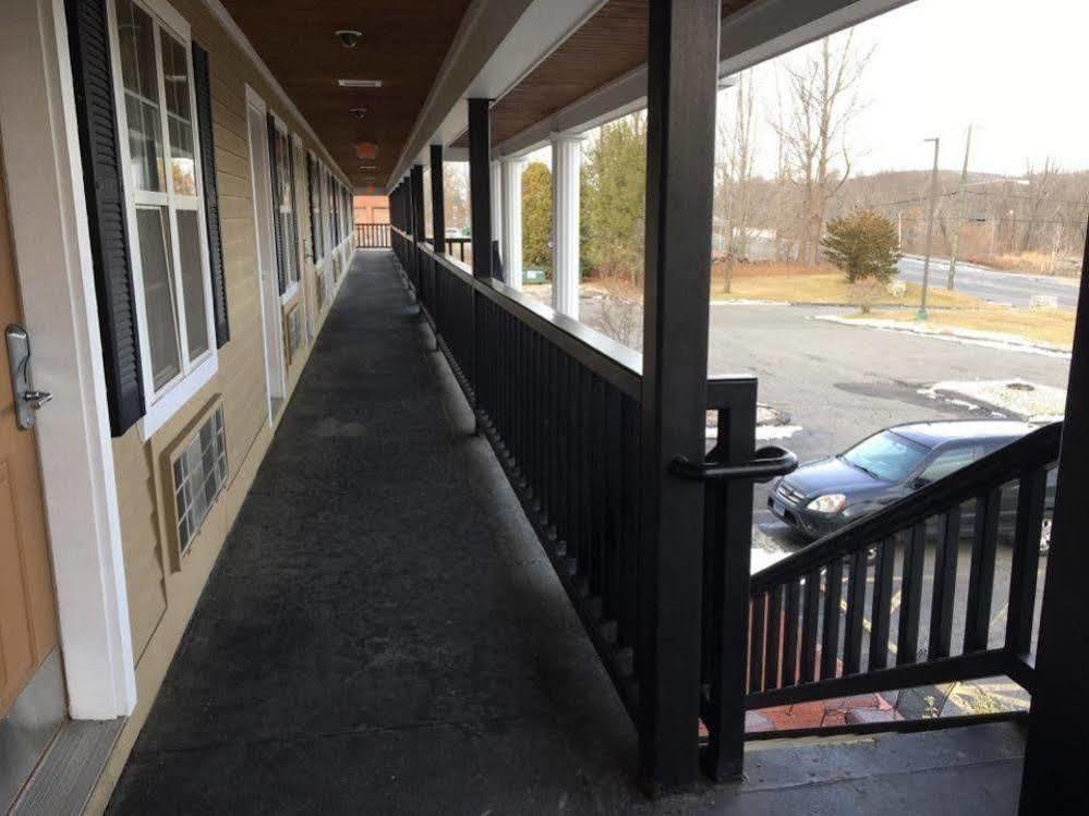 Newbury Inn Brookfield Exterior foto